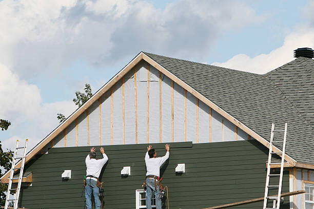 Professional Siding Repair technician working in New Hyde Park, NY